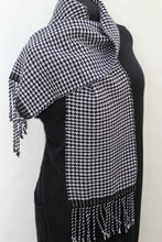 Load image into Gallery viewer, Light scarf - houndstooth weave
